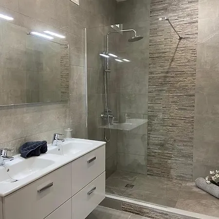 Stunning 2 Bedroom 2 Bathroom 2 Minutes To * Puerto del Carmen (Lanzarote)
