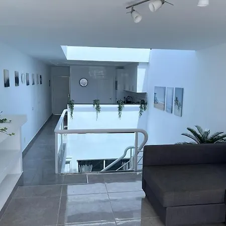 Stunning 2 Bedroom 2 Bathroom 2 Minutes To