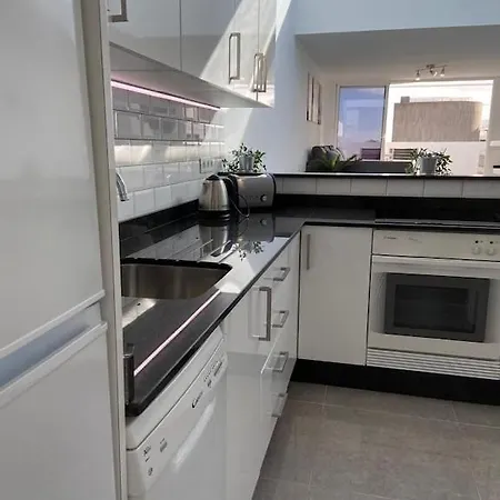 Stunning 2 Bedroom 2 Bathroom 2 Minutes To *